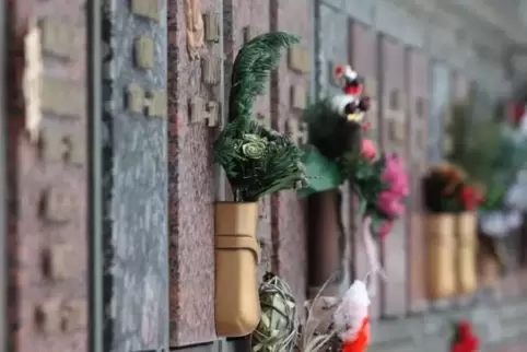 Einen neue Urnenwand soll auf dem Friedhof aufgestellt werden.