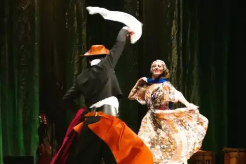 Wild und bunt geht es bei der argentinischen Tanzshow „Vida!“ auf der Bühne der Pirmasenser Festhalle zu.
