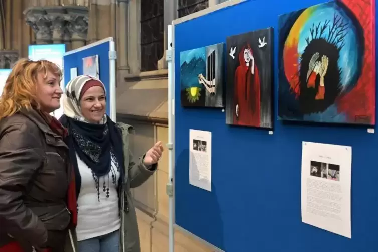 Iman aus Syrien ist eine der Künstlerin: Hier zeigt sie CDU-Stadträtin Rosemarie Keller-Mehlem ihre Bilder.