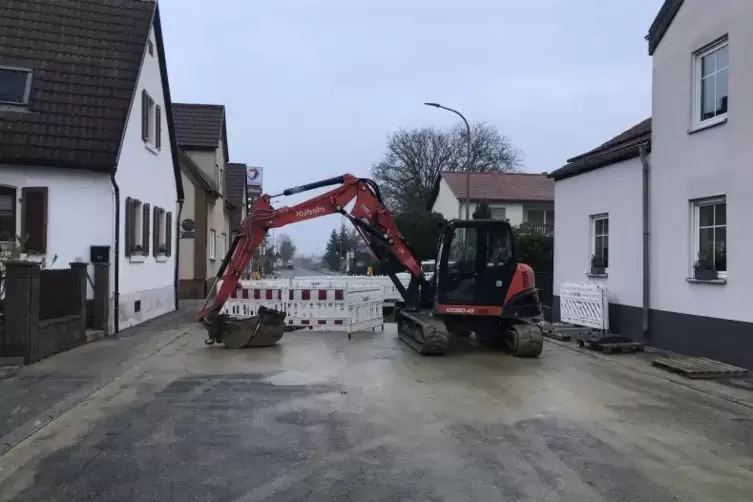 Kein Durchkommen: Die Germersheimer Stra&szlig;e ist kurz vor dem Ortsausgang in Richtung Speyer voll gesperrt.