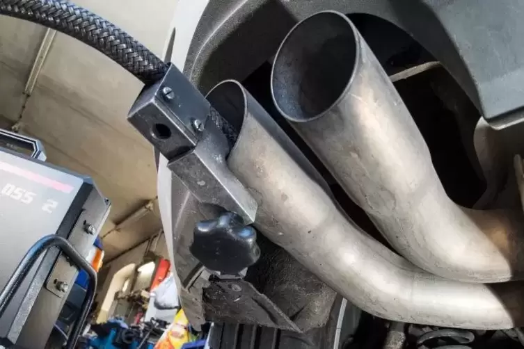 Ein Messschlauch eines Geräts zur Abgasuntersuchung für Dieselmotoren steckt im Auspuffrohr eines VW Golf 2.0 TDI.