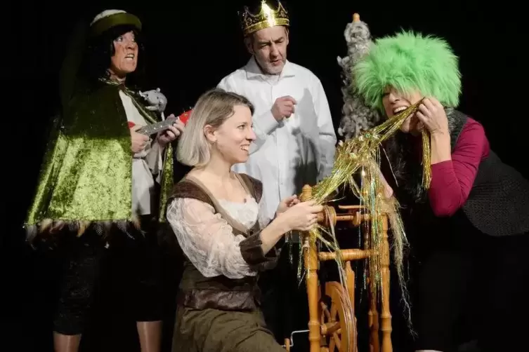Ach wie gut, dass keiner weiß ... Das Rumpelstilzchen (Tanja Götemann, rechts) macht sich selbst und anderen ordentlich das Lebe