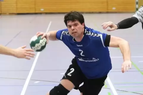 Sogar Socken anziehen ist schwierig: Florian Gerstle.