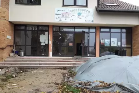 Der heutige „alte“ Schuleingang in Obrigheim. Im Eingangsbereich gibt es ein Foyer.
