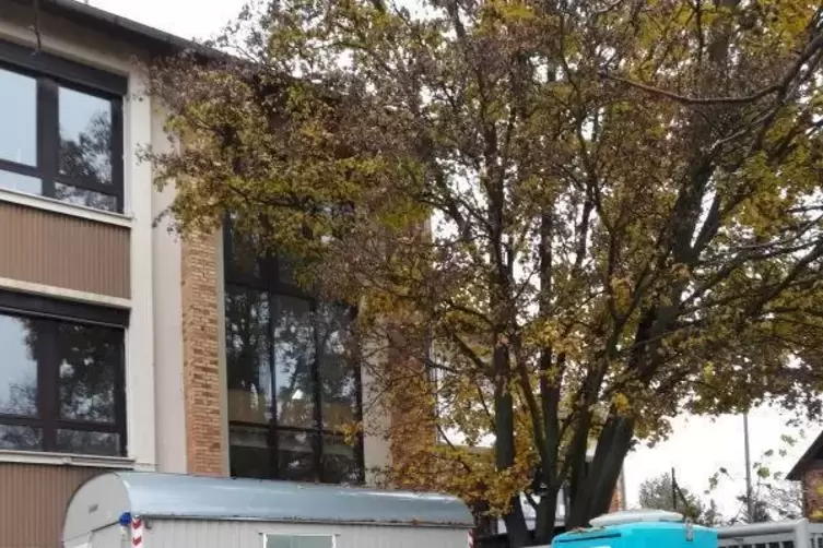 Der &bdquo;neue&ldquo; Eingang soll ans Treppenhaus (hinter dem Bauwagen) angedockt werden. Das ist der Wunsch von Eltern und Lehrern.