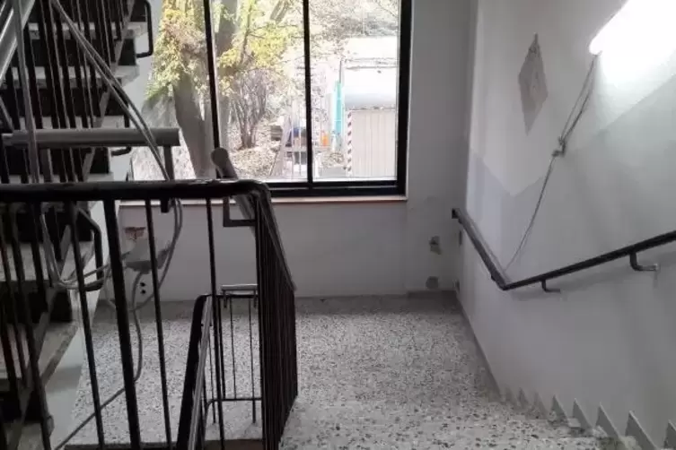 Das Treppenhaus von innen. Wenn es einen neuen Eingang gibt, stehen die Kinder gleich im Treppenhaus.