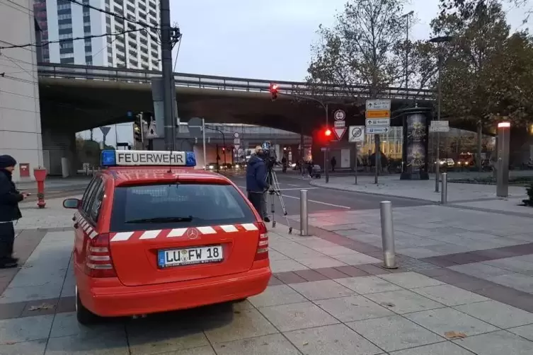 Ein TV-Kamerateam hat sich neben einem Feuerwehrwagen auf dem Berliner Platz postiert.