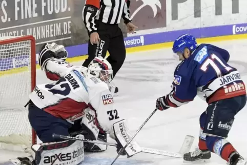 Ausgetrickst: Jan-Mikael Järvinen erzielt gegen den Berliner Torwart Sebastian Dahm das Tor zum 1:0 für die Adler.