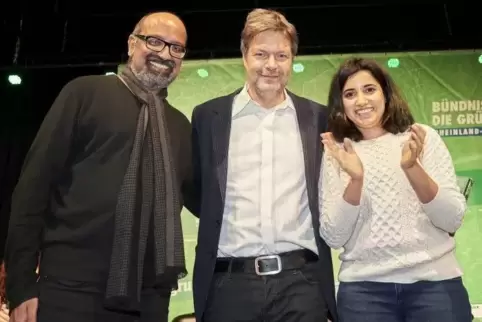 Robert Habeck (Mitte) und Josef Winkler freuen sich mit Misbah Khan über deren Wahl in den Grünen-Landesvorstand.