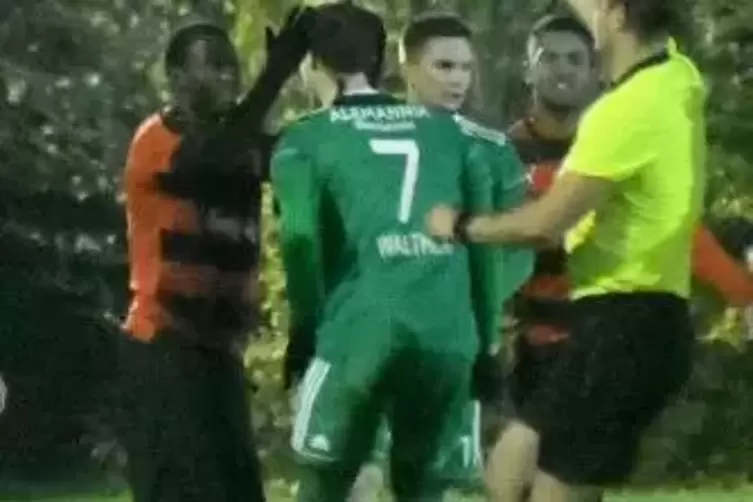 Yahya S. (links im Bild) vom TuS R&uuml;ssingen, der beim Verbandspokalspiel gegen Alemannia Waldalgesheim am Mittwochabend einem Lin