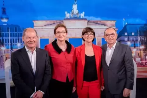 Die Kandidaten-Duos für den SPD-Vorsitz vor dem TV-Duell (von links): Olaf Scholz (61) und Klara Geywitz (43) sowie Saskia Esken