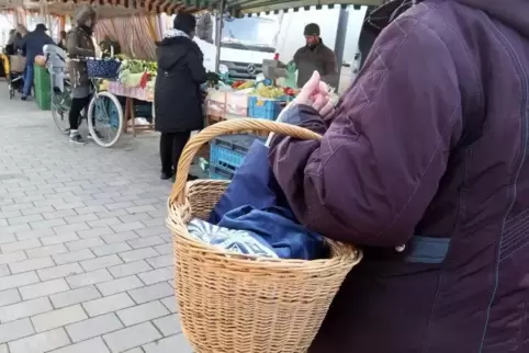 Die bessere Alternative: Weidenkorb statt Plastik zum Einkauf auf dem Wochenmarkt –, gesehen am Freitag auf dem Berliner Platz.