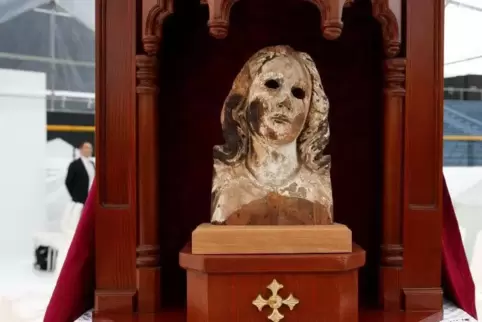 Der verkohlte Kopf einer hölzernen Marienstatue, die aus der abgebrannten Urakami-Kathedrale stammt.