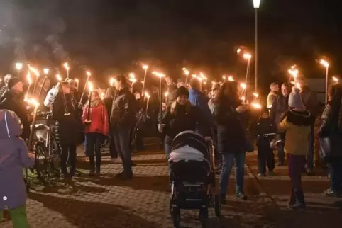 Beim Spaziergang des Sportclubs: die Teilnehmer des Fackellaufs.