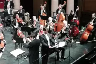 Gerhard Polifka am Pult des Pfalztheaterorchesters, daneben (stehend) „Elias“ Bartolomeo Stasch und Tae-Hwan Yun (Tenor)