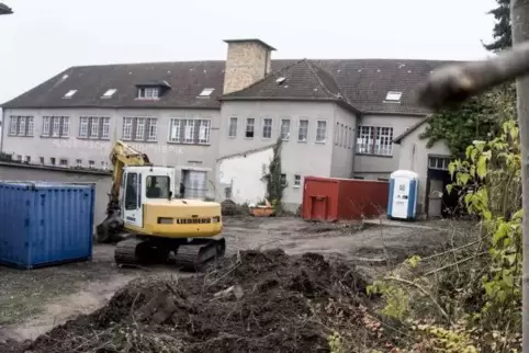 Der Abriss der ehemaligen „Süddeutschen Schuhfabrik“ hat begonnen. Dort soll Platz für die neue Kita geschaffen werden, die nach