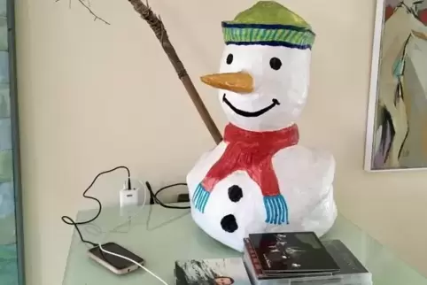 Bootslack verleiht ihm Glanz: Schneemann aus Pappmaché