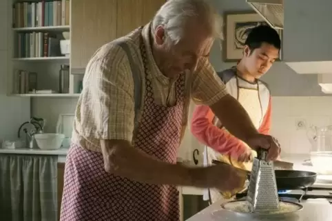 Ungleiche Freunde: Professor Rypar (Alois Svehlík) und der Vietnamese Song (Duy Anh Tran) in der tschechischen Komödie „On The R