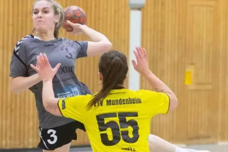 Lara Schlicker (links SV 64) zielt genau Klara-Kerstin Köbele (Mundenheim) versucht, den Torwurf zu verhindern.