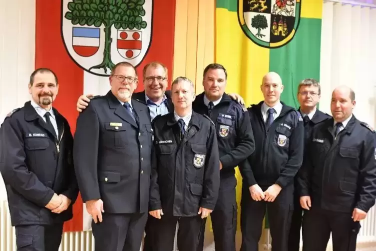 Verbandsbürgermeister Torsten Bechtel (Dritter von links) und Feuerwehrmänner aus der Verbandsgemeinde Wachenheim feierten am Fr
