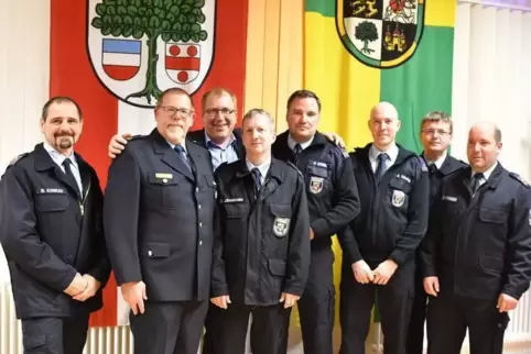 Verbandsbürgermeister Torsten Bechtel (Dritter von links) und Feuerwehrmänner aus der Verbandsgemeinde Wachenheim feierten am Fr