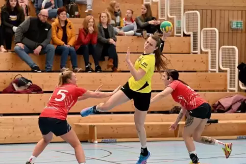 TVT-Torjägerin Jana Rohr konnte sich selten so wie hier beim 12:16 durchsetzen. Links die überragende Hauensteinerin Annalena Se