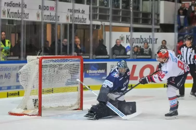 Mannheims Andrew Desjardins trifft zum 0:2 in Unterzahl: Iserlohns Torhüter Anthony Peters ist geschlagen.