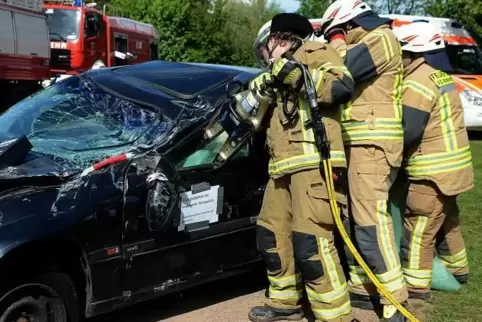 Im Sommer sollen die Feuerwehrleute nicht mehr in ihrer dicken Schutzkleidung so schwitzen müssen wie hier bei dieser Übung.