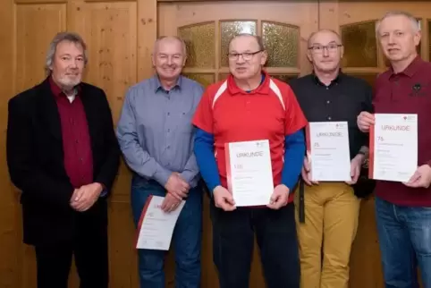 Der DRK-Ortsverein Rammelsbach ehrte Blutspender (von links): Vorsitzender Michael Klein, Heiner Ochs (75 Spenden), Heinz Günter