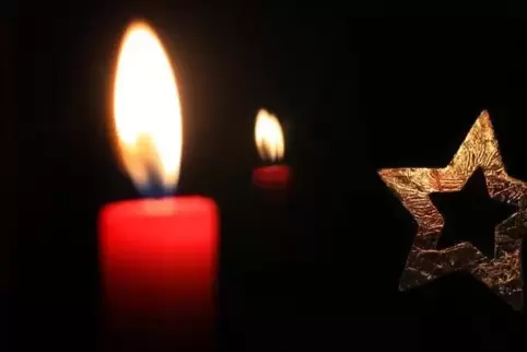 Zum adventlichen Benefizkonzert laden die Hinterweidenthaler Chöre ein.