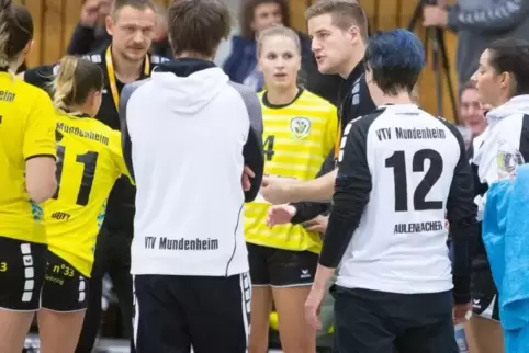 Alles versucht: VTV-Trainer Thorsten Engert gibt Anweisungen an seine Spielerinnen.