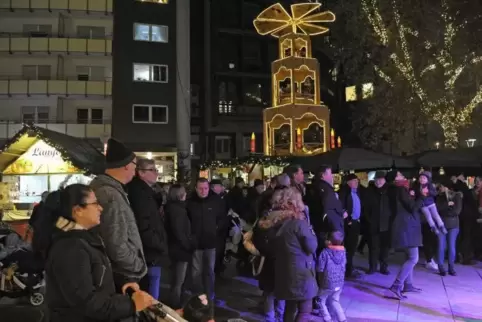 Besucher vor der Weihnachtsmarktbühne auf dem Berliner Platz.