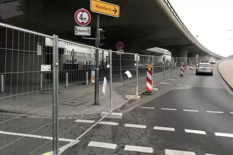 Überall Sperren und Zäune: Um den östlichsten Abschnitt der Hochstraße Süd in Ludwigshafen ist alles abgesperrt.