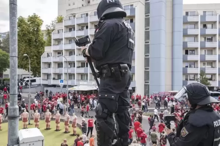 Ein massives Polizeiaufgebot begleitete das Spiel des 1. FC Kaiserslautern gegen den SV Waldhof Mannheim am 1. September.