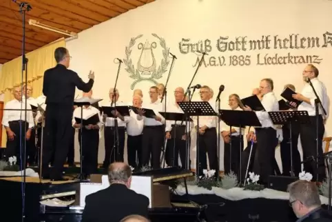 Joachim Kuhn dirigiert den Liederkranz beim Konzert im Sängerheim.