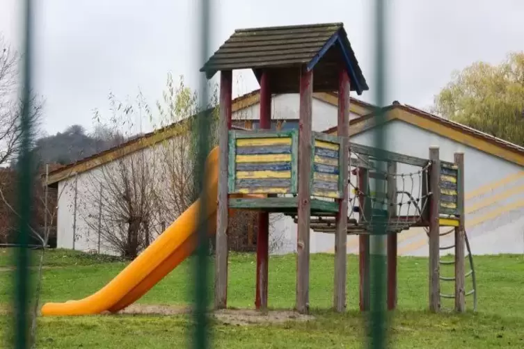Einige Spielgeräte des Spielplatzes hinter dem Gemeindekindergarten sind laut Dekra nicht mehr sicher. Ortsbürgermeister Thomas 