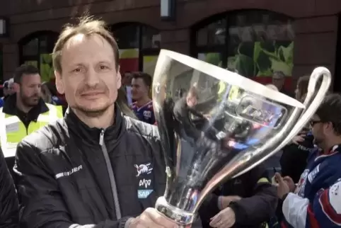 Meistertrainer: Pavel Gross im Frühjahr mit dem Pokal.