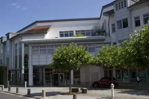 Die Sparkasse Donnersberg – hier die Hauptgeschäftsstelle in Rockenhausen – hat das Geschäftsstellennetz in den vergangenen Jahr
