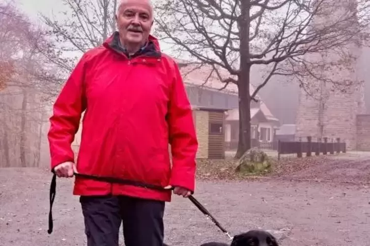 Jeden Tag ist Günther Palm mit seinem Hund Benny ein paar Stunden unterwegs.