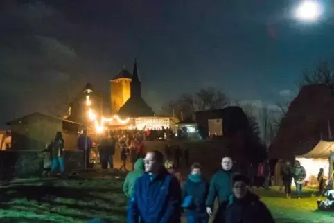 Nicht nur im Mondschein schön: Mittelalterlicher Weihnachtsmarkt auf Burg Lichtenberg.