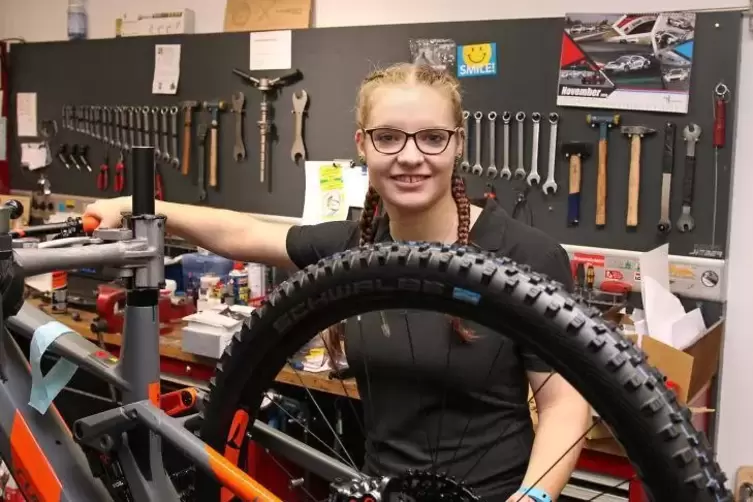 Sie weiß, worauf man bei einem Fahrrad achten muss: Tischtennisspielerin Leonie Molter (20).