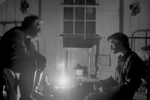 Bärbeißig: Willem Dafoe (links) als Thomas Wake und Robert Pattinson als Ephraim Winslow in „Der Leuchtturm".