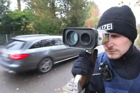 Kennzeichen anvisieren, abdrücken und schon ist die Zahl da. Philipp Kaliba kontrolliert in der Neuhofener Woogstraße die Geschw