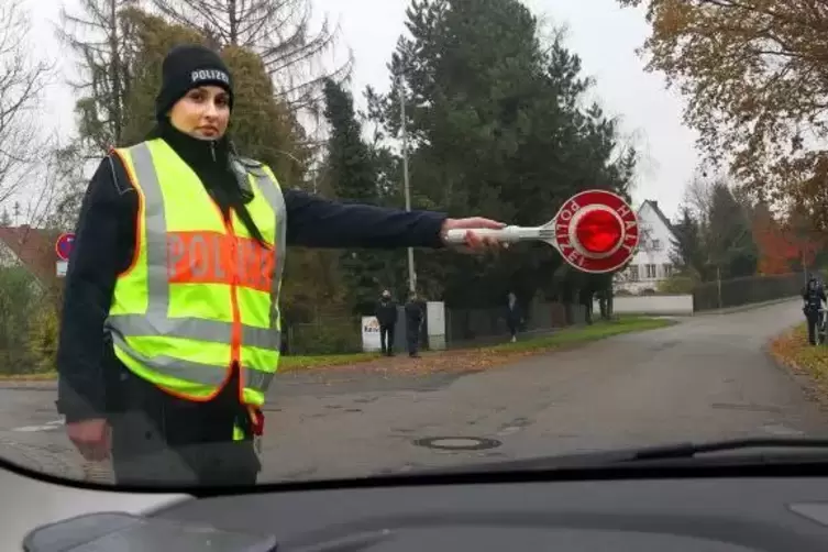 Sina Large winkt die Fahrer raus, die sich nicht an die Geschwindigkeitsbegrenzung halten.