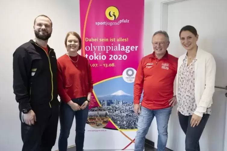 Sind für einen starken Standort in Kaiserslautern: Bahnradsportlerin Miriam Welte, ihr Trainer Frank Ziegler, Badmintonspielerin