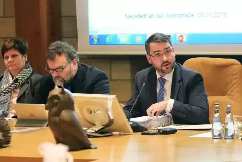 Waltraud Blarr und Marc Weigel (rechts), dazwischen Bürgermeister Ingo Röthlingshöfer. 