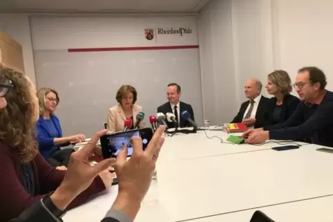 In der Mainzer Staatskanzlei informieren Dreyer und Wissing über die Hochstraße.