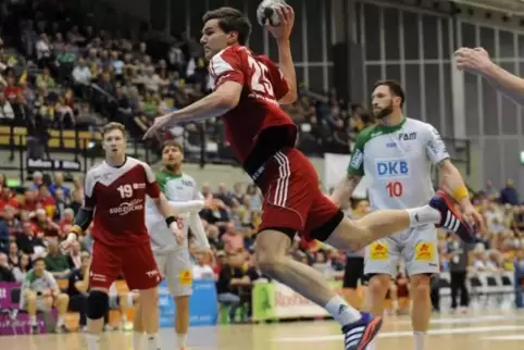 Trikottausch: Erik Schmidt (am Ball), hier im Spiel gegen den SC Magdeburg noch im Eulen-Trikot, kommt am Donnerstag mit den Mag