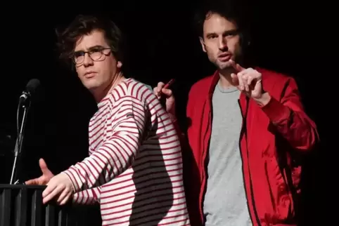 Das Stück „Trau dich!“ (hier mit Johannes Birlinger und Helge Gutbrod) will Kinder mit Spielszenen in ihrem Recht auf Würde, Res