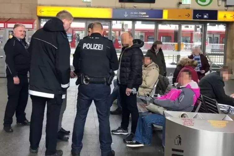  Polizeibeamte und Mitarbeiter des Kommunalen Vollzugsdiensts kontrollierten im Wormser Hauptbahnhof Personen, die sich dort ohn